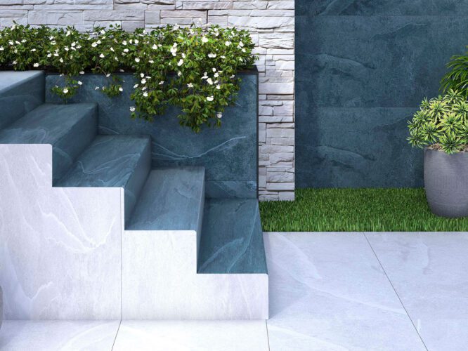 Degrau cerâmico Creta 33x120 aplicado junto a piscina com jardim