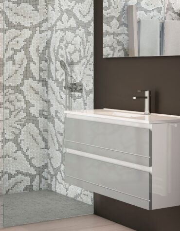 Movel suspenso de casa de banho Hilton com duas gavetas largas e lavatório cerâmico embutido no tampo, instalado numa parede escura.