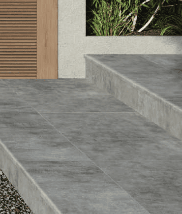 Degrau cerâmico Concrete 33x120 com acabamento boleado e efeito cimento aplicado em escada exterior moderna