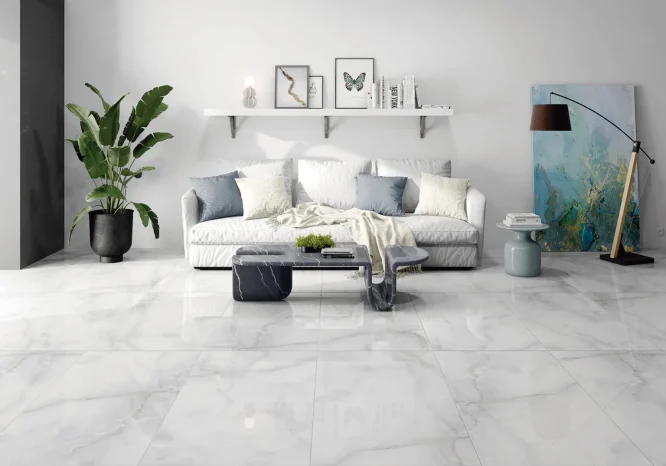 Sala de estar com pavimento cerâmico 60x120 Alpha – decoração neutra e luz natural envolvente