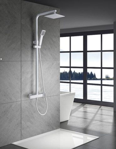Coluna de duche Fiyi com chuveiro quadrado instalada em casa de banho com design moderno e vista panorâmica