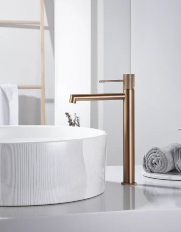 Torneira de lavatório Alta Line Premium em acabamento rosa ouro mate