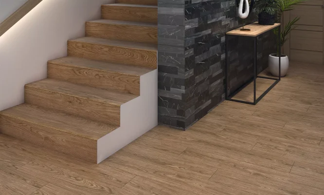 Degrau cerâmico Tundra 33x120 com efeito madeira aplicado em escada interior com pavimento contínuo