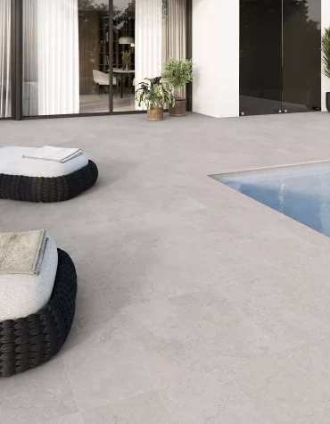 Degrau cerâmico Etna 33x120 com acabamento boleado aplicado em zona de piscina com estilo minimalista