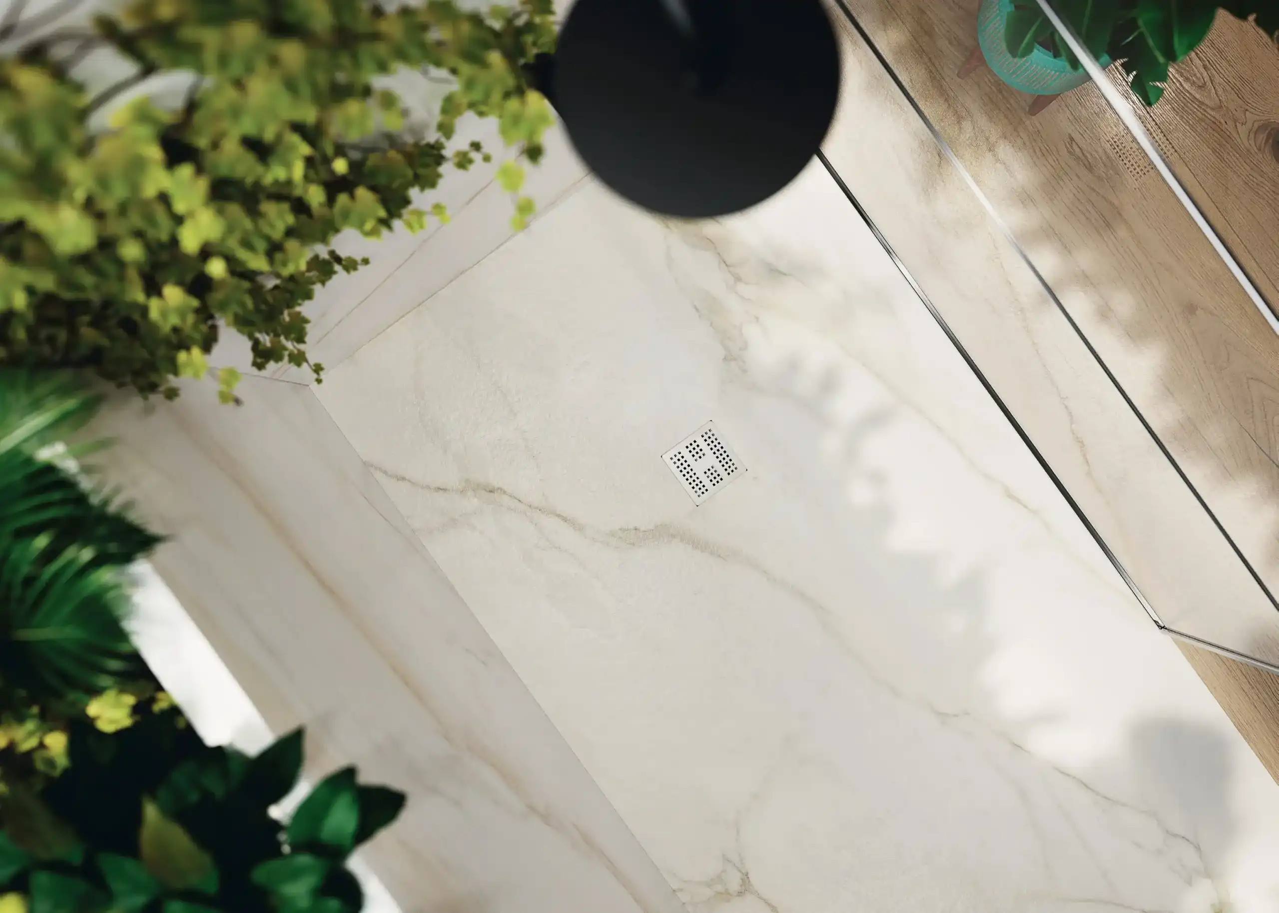 Como escolher a base de duche ideal: diferenças entre carga mineral e SMC