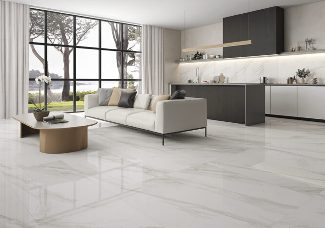 Sala moderna com pavimento cerâmico Cala Light – brilho branco e elegância polida