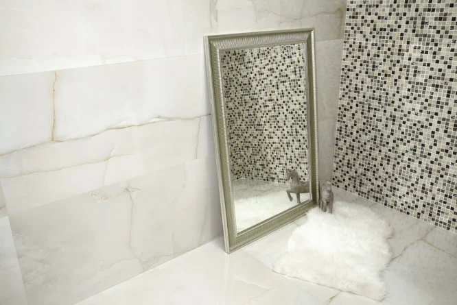 Detalhe do pavimento cerâmico Ónice Light com efeito polido e veios ondulados