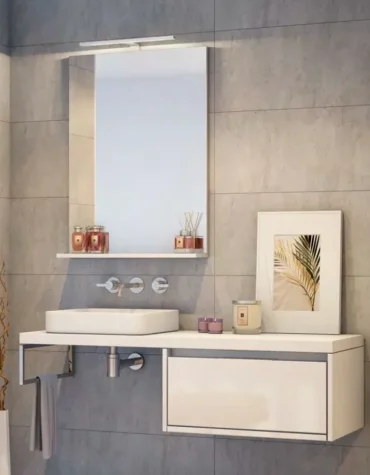 Móvel para lavatório com tampo Sleep suspenso na parede, com cuba de apoio retangular, corpo em melamina branca e friso colorido opcional.