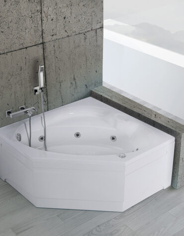 banheira Gardenia de canto branca com design curvo e interior ergon&oacute;mico