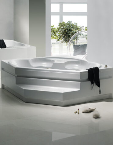 banheira Elegance branca 150x150 cm com design moderno e formato de canto