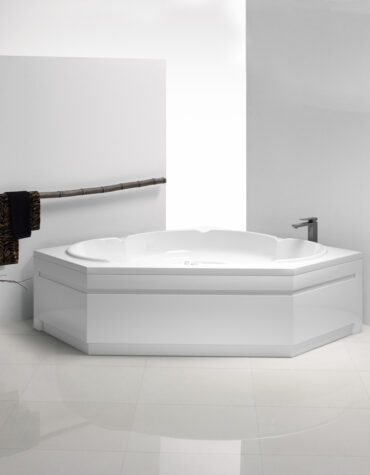 banheira Tilia branca de canto com design curvo e formato ergon&oacute;mico