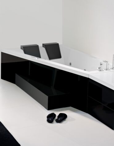 banheira Plan&iacute;ssima de canto com design geom&eacute;trico moderno em preto e branco