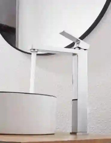 torneira de lavatório quadrada alta Plano