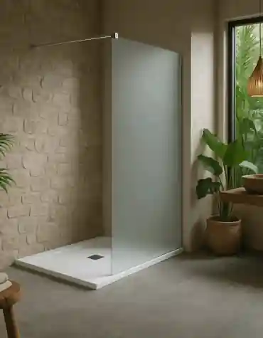 Painel de duche fixo fosco Itália em vidro temperado, com perfil superior em alumínio e base nivelada, instalado num espaço de banho minimalista.