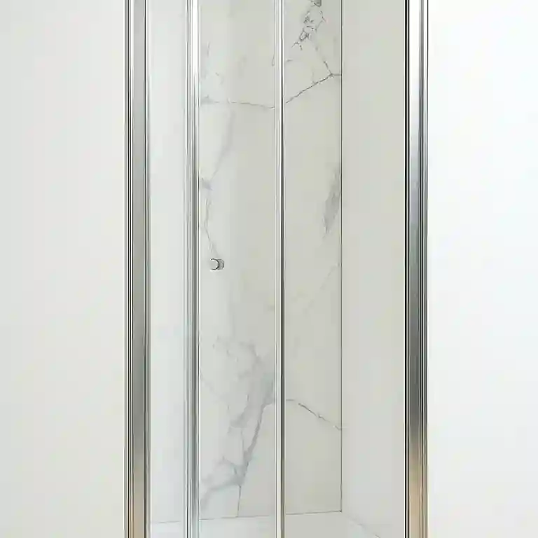 Porta de duche de fole Nazaré 1 Porta de duche de fole Nazaré em canto, com perfis de alumínio e vidro temperado montada numa base de duche retangular