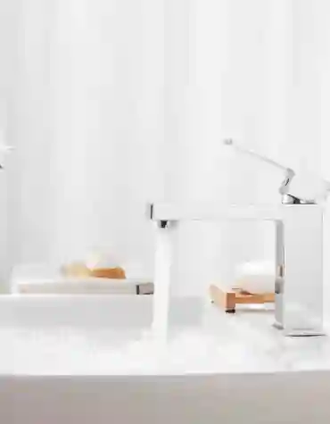 Torneira de lavatório quadrada Plano em acabamento cromado