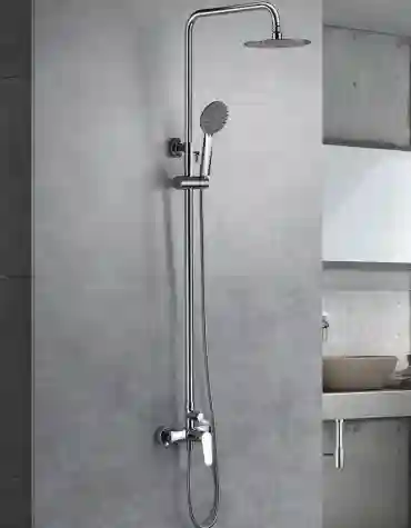 Coluna de duche Bélgica instalada em parede cinza com design simples e funcional