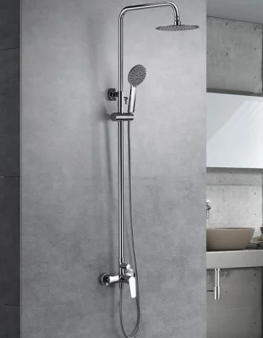 Coluna de duche Bélgica instalada em parede cinza com design simples e funcional