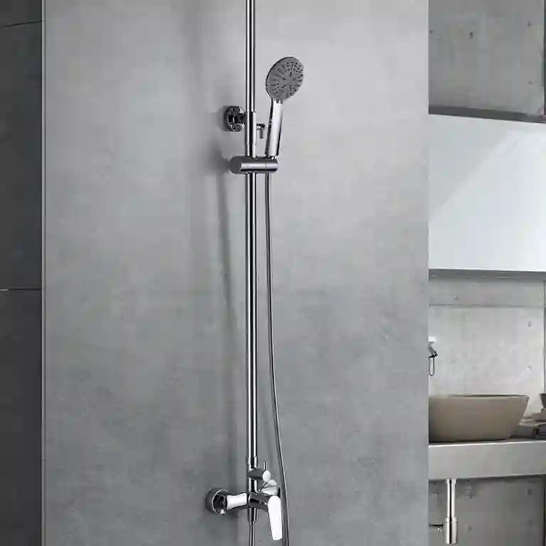 Coluna de duche Bélgica instalada em parede cinza com design simples e funcional