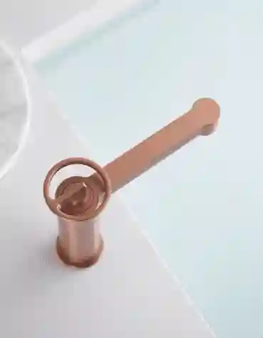 Torneira de lavatório Olimpo com manípulo circular em acabamento rose gold, design moderno e premium