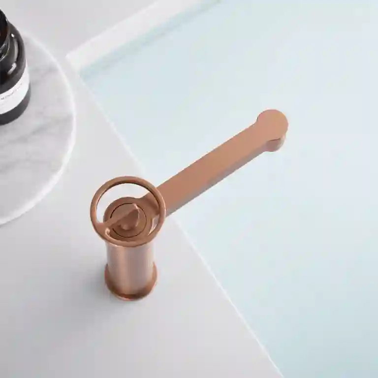 Torneira de lavatório Olimpo com manípulo circular 1 Torneira de lavatório Olimpo com manípulo circular em acabamento rose gold, design moderno e premium