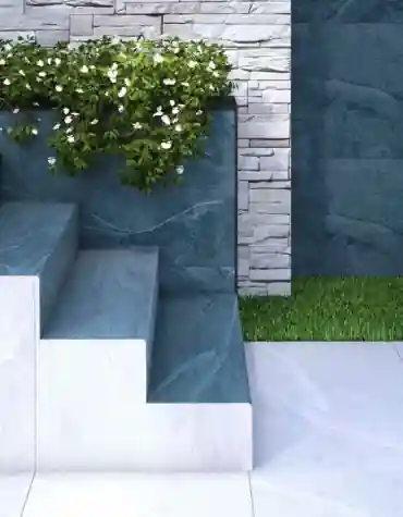 Degrau cerâmico Creta 33x120 aplicado junto a piscina com jardim