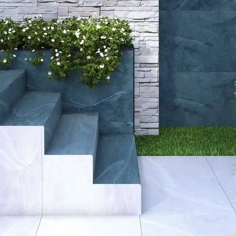 Degrau cerâmico Creta 33x120 aplicado junto a piscina com jardim