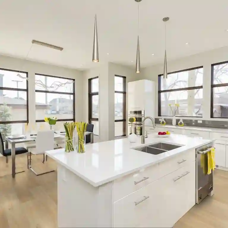 Pavimento Vinílico SPC Madeira French Oak 5.5 TRV013 instalado numa ampla cozinha de estilo contemporâneo com móveis brancos e janelas panorâmicas.