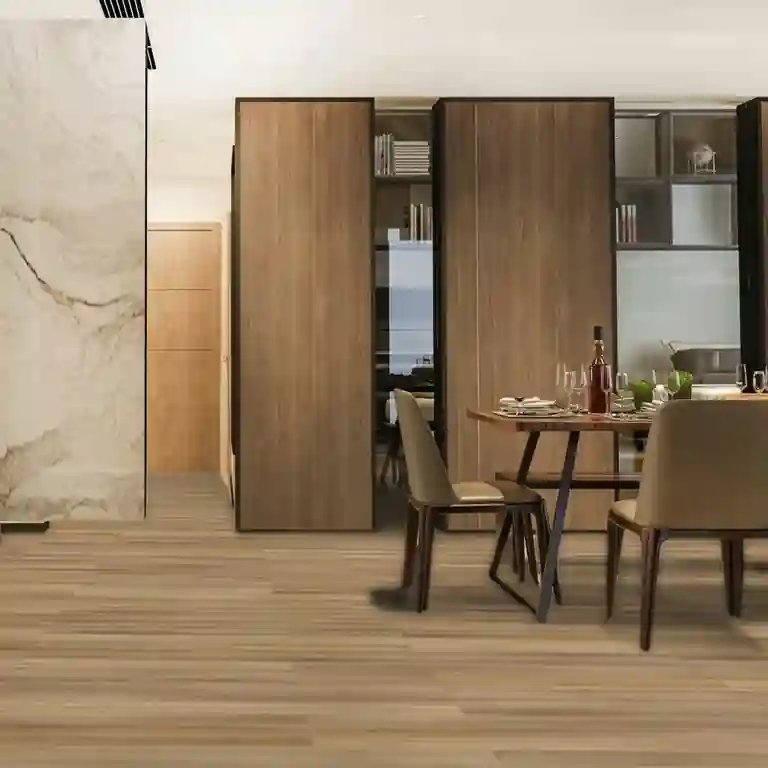 Pavimento Vinílico Flutuante Natural Oak TRV016 com padrão de carvalho claro instalado numa sala ampla e luminosa.