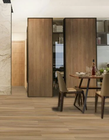 Pavimento Vinílico Flutuante Natural Oak TRV016 com padrão de carvalho claro instalado numa sala ampla e luminosa.