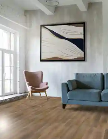 Pavimento Vinílico SPC Classic Oak 5.5 TRV015 instalado numa sala com contraste de paredes brancas e mobiliário em madeira clara.