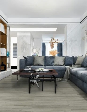 Piso Vinílico SPC Zebra Wood 5.5mm TRV018 instalado numa sala moderna com decoração em cinza e madeira.