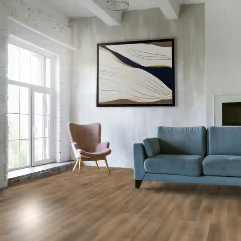 Pavimento vinilico Classic Oak 6.5 mm TRV002 1 Pavimento Vinílico SPC Classic Oak 5.5 TRV015 instalado numa sala com contraste de paredes brancas e mobiliário em madeira clara.