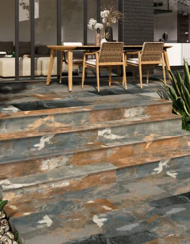 Degrau cerâmico Andorra 33x120 com acabamento boleado aplicado em escada exterior de jardim