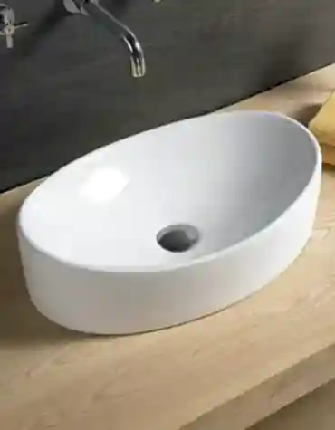 O lavatório de pousar oval alongado Badajoz combina cerâmica branca, formato alongado e design elegante. Ideal para casas de banho modernas e sofisticadas.