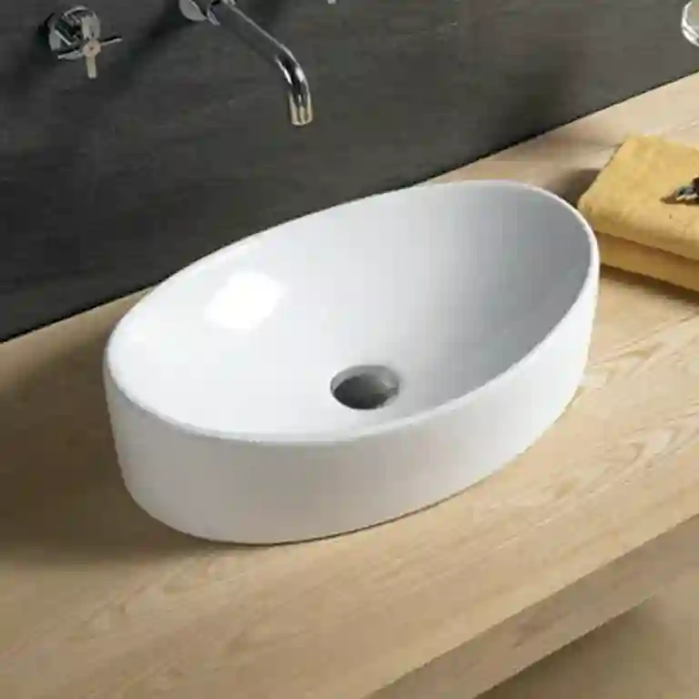 Lavatório de pousar oval alongado Badajoz 1 O lavatório de pousar oval alongado Badajoz combina cerâmica branca, formato alongado e design elegante. Ideal para casas de banho modernas e sofisticadas.