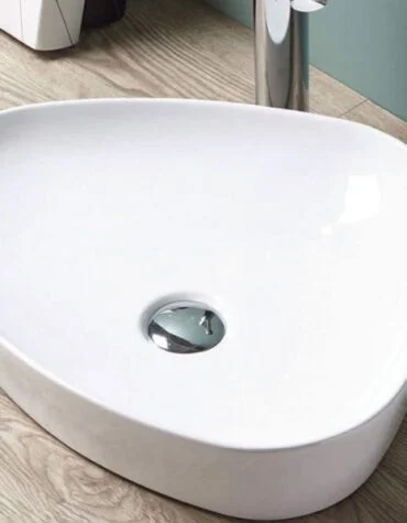 Lavatório de pousar orgânico branco Ronda em cerâmica com formato assimétrico