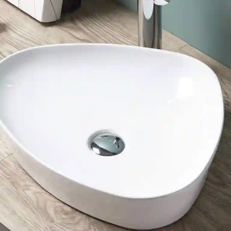 Lavatório de pousar orgânico branco Ronda em cerâmica com formato assimétrico