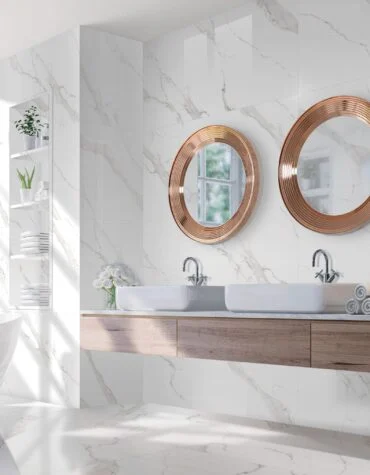 Casa de banho com pavimento cerâmico Carrara Cinza – veios naturais cinzentos e acabamento polido