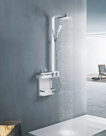 Coluna de duche Prince com chuveiro superior, comando frontal e prateleira embutida em casa de banho moderna