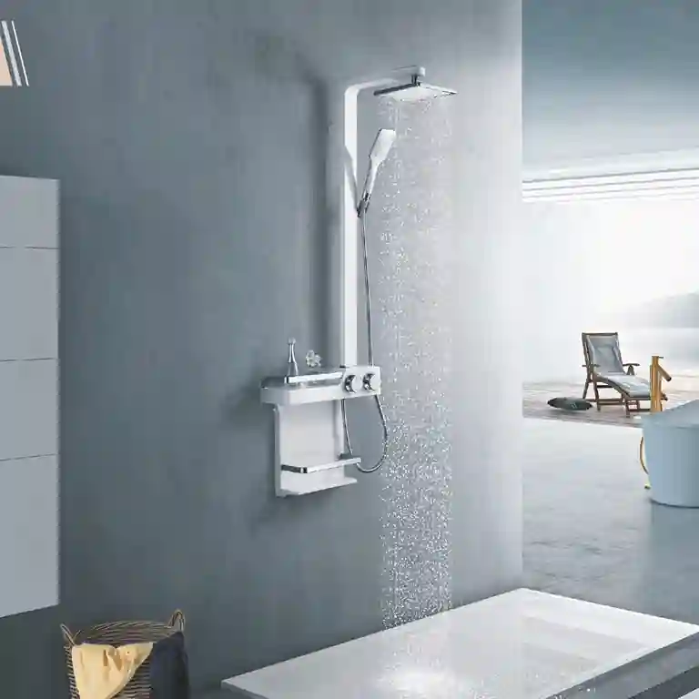 Coluna de duche Prince com chuveiro superior, comando frontal e prateleira embutida em casa de banho moderna