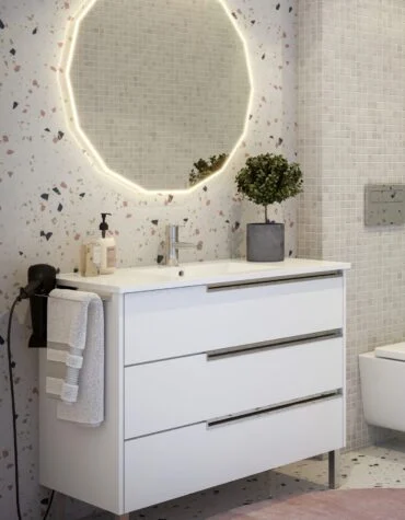 Móvel de casa de banho com pés Bahia em melamina, três gavetas amplas e lavatório cerâmico de encostar.