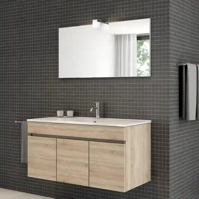 Móvel de casa de banho suspenso com portas Porto 1 Móvel de casa de banho suspenso com portas Porto e lavatório cerâmico, vista frontal com três portas.