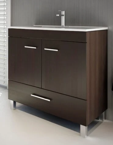 Móvel de casa de banho com pés New Fafe em madeira escura, vista lateral com porta entreaberta