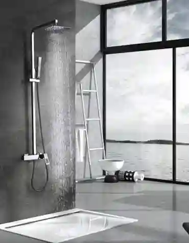 Coluna de duche Suécia com design escandinavo instalada em casa de banho moderna com vista panorâmica