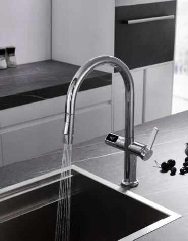 Torneira de cozinha Turin com sensor de movimento, ecrã digital de temperatura e acabamento cromado, instalada sobre bancada escura em mármore com lava-loiça inox, em ambiente moderno e tecnológico.