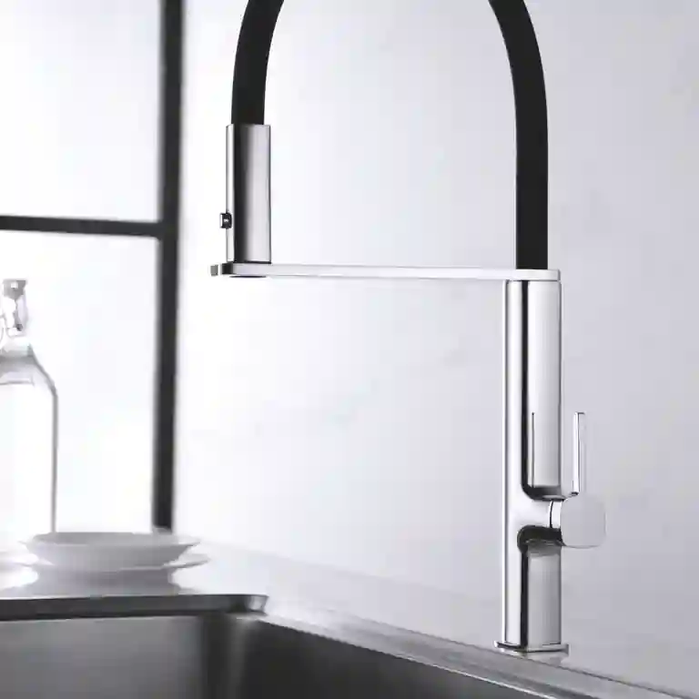 Torneira de cozinha sofisticada Menorca em acabamento cromado e preto com design contemporâneo