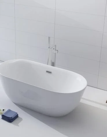 Banheira de centro Lamonde com design oval, instalada em casa de banho moderna e luminosa