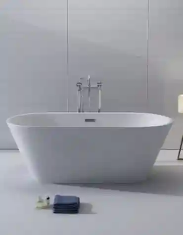 Banheira de centro Lugano com design moderno, instalada ao centro de casa de banho minimalista