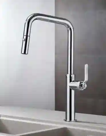 Torneira de cozinha Niza com chuveiro extraível e acabamento cromado brilhante, com manípulo lateral texturizado e bica alta em formato angular, instalada sobre bancada clara com lava-loiça duplo.